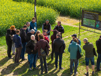 René Brand , Productmanager International RAPOOL, speaking in front of a visitor group at RAPOOL Xperience platform