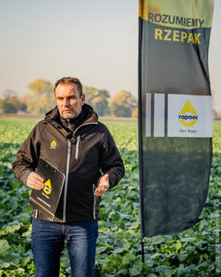 Productmanager Artur Kozera from Poland in the rapeseed field.