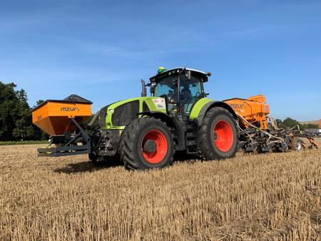 The Mzuri seed drill uses coulter discs to cut harvest residues in front of ripper teeth in every row. These perform subsoiling up to a depth of 25 cm without shifting too much soil material or stirring legacy rapeseed grains up from deeper soil layers.
